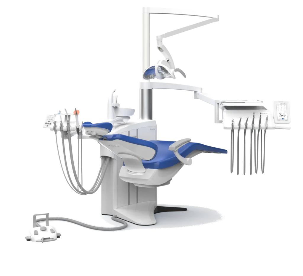 Sillón dental AGM S8 en vista de tres cuartos, con lámpara, bandeja de instrumentos y pantalla táctil